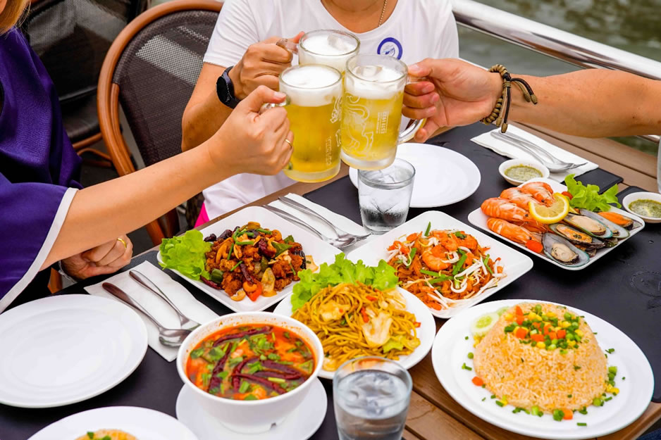 บรรยากาศรับประทานอาหารบนเรือ royalcruisebangkok
